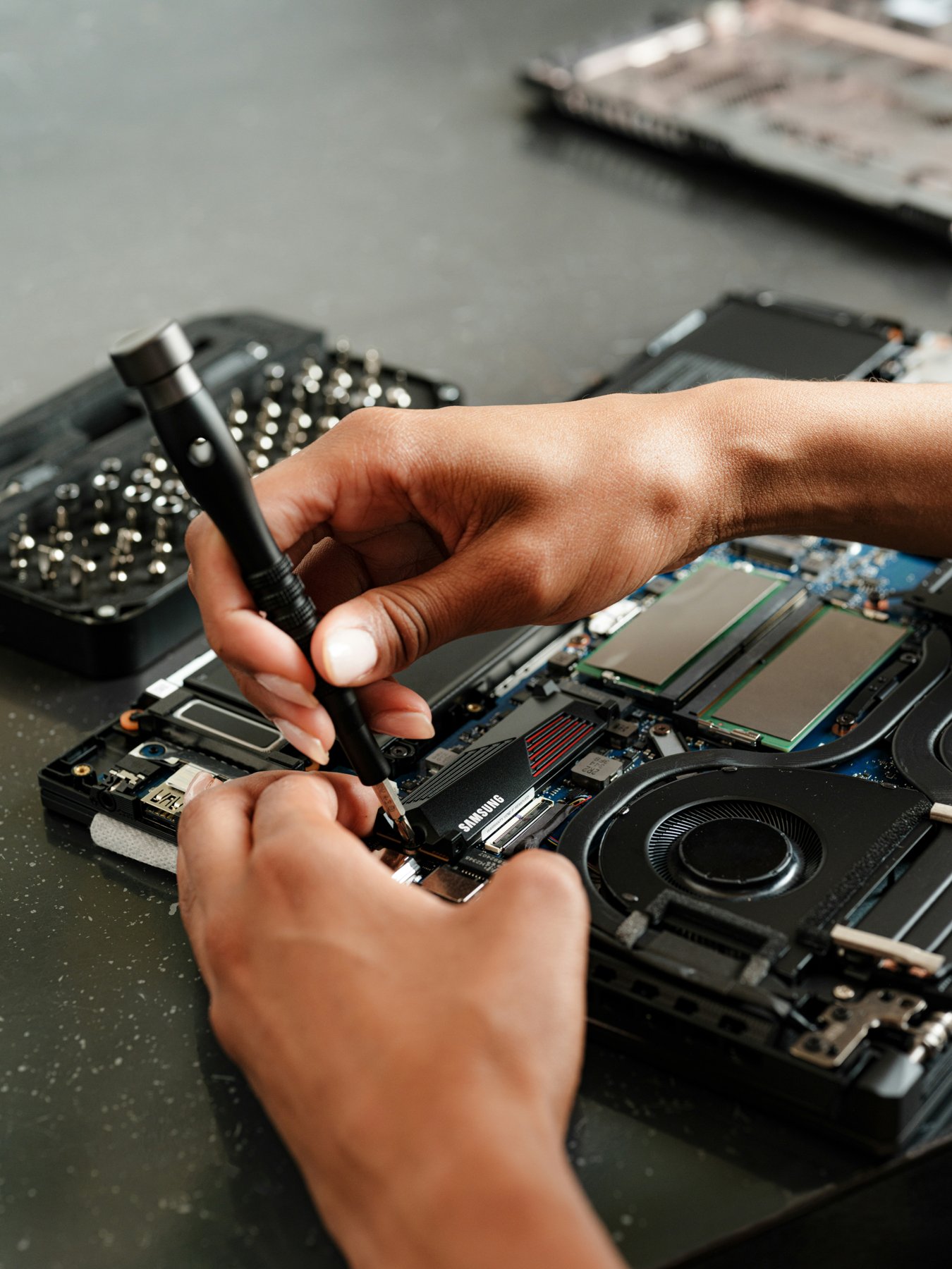 Unas manos trabajando en los componentes internos de un portátil